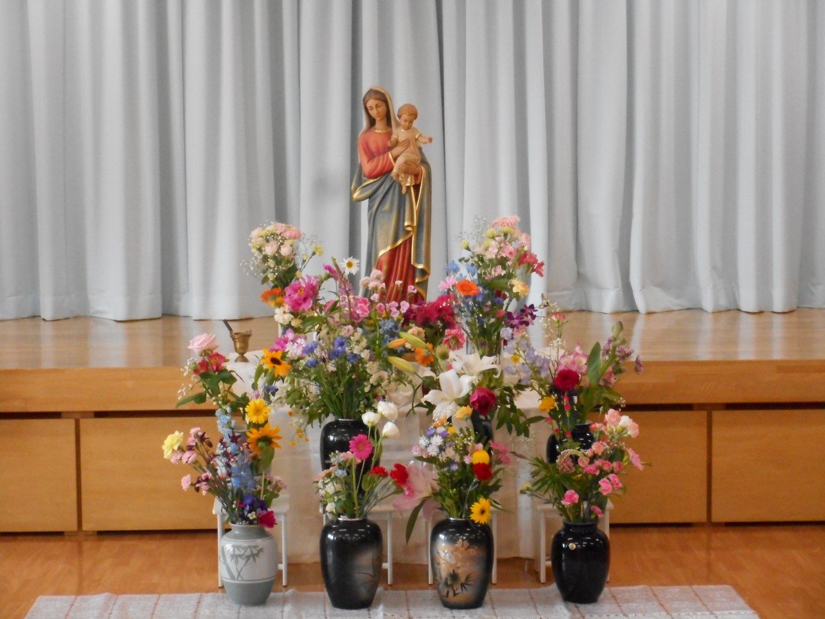 マリア様にお花をお捧げしました 山崎学園